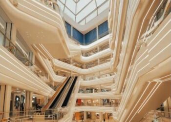 Modern shopping mall atrium interior - Franchising Expansion in the UAE